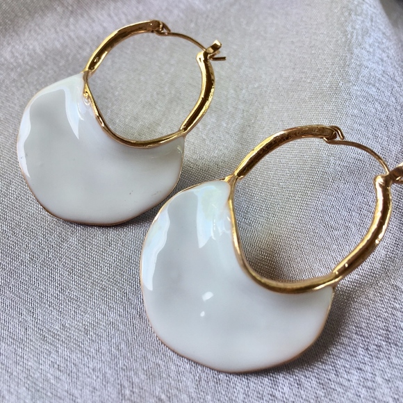 White Shell Irregular Gold Hoop Elegant Earrings - Picture 8 of 8